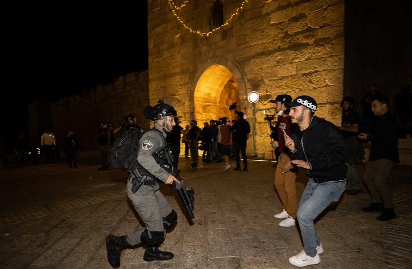 Israeli police officers clash with Arabs outside the Damascus Gate in Jerusalem's Old City, during the holy Muslim month of Ramadan. April 24, 2021. (photo credit: YONATAN SINDEL/FLASH90)