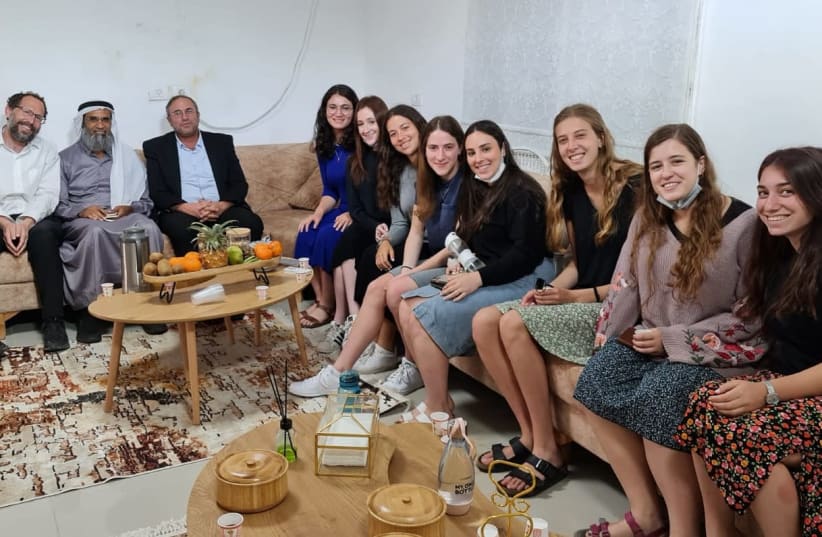 Sheik Jamal al-Obra meets with students of Jerusalem's Midreshet Lidenbaum, April 26, 2021 (photo credit: COURTESY OHR TORAH STONE/MIDRESHET LINDENBAUM)