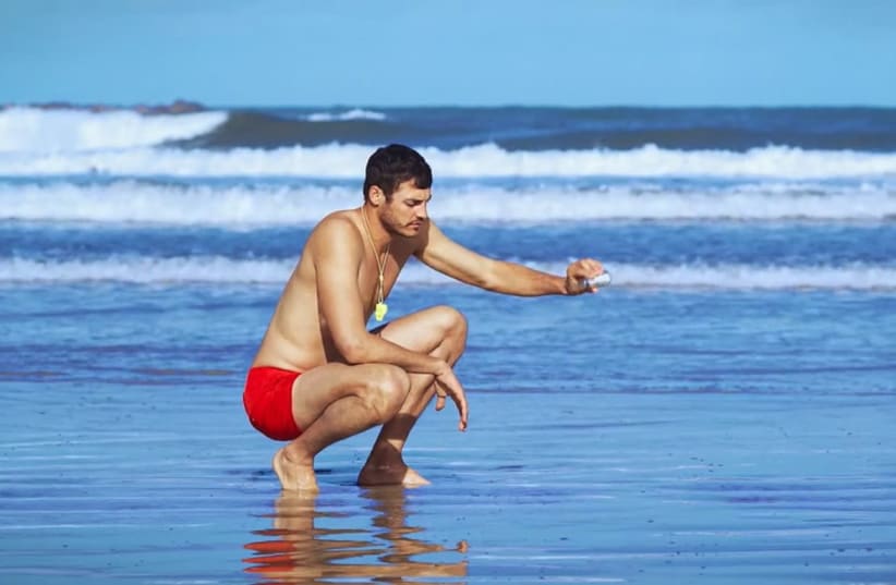 Tel Aviv lifeguard perfects the salination of the sea water in a humorous video campaign shared by the Tel Aviv Municipality (photo credit: TEL AVIV MUNICIPALITY)