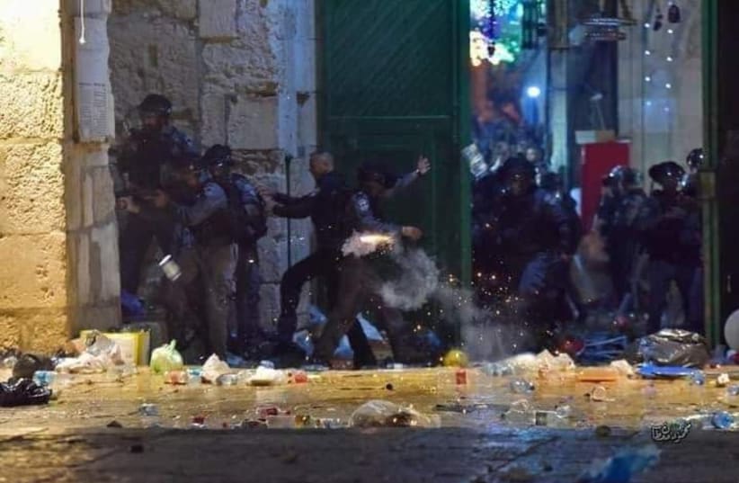 Border Police officers clash with worshipers at the Temple Mount, Friday, May 7, 2021.  (photo credit: POLICE SPOKESPERSON'S UNIT)