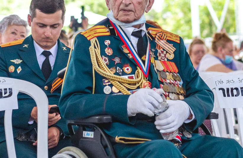 Some five hundred Jewish Israeli veterans of the Soviet Red Army, their children and grandchildren, IDF soldiers and Israeli youth movement members turned out in Jerusalem on Sunday to mark the Soviet and allied victory over Nazi Germany in the Second World War. (photo credit: NOGA MALSA)