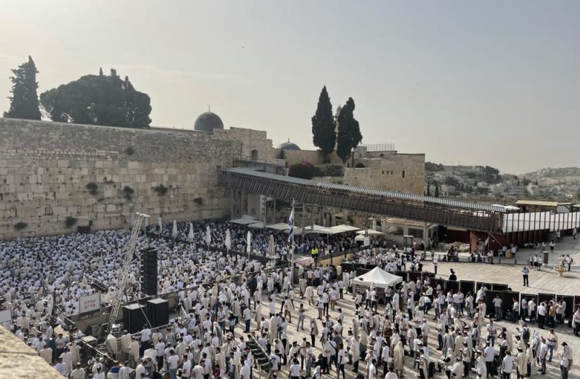 Hundreds gather to pray at the Western Wall in honour of Jerusalem Day (photo credit: ISRAEL POLICE SPOKESMAN)