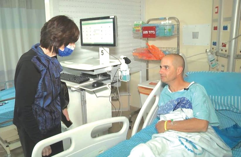 Rachel Heber visiting Hagay Harel, donor of Matnat Chaim's 1,000th kidney transplant, at Tel Hashomer. (photo credit: HAGAY HAREL)