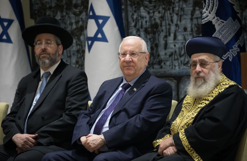 PRESIDENT REUVEN Rivlin with Chief Ashkenazi Rabbi David Lau (left) and Sephardi Chief Rabbi Yitzhak Yosef at their swearing-in ceremony in 2018 (photo credit: YONATAN SINDEL/FLASH 90)