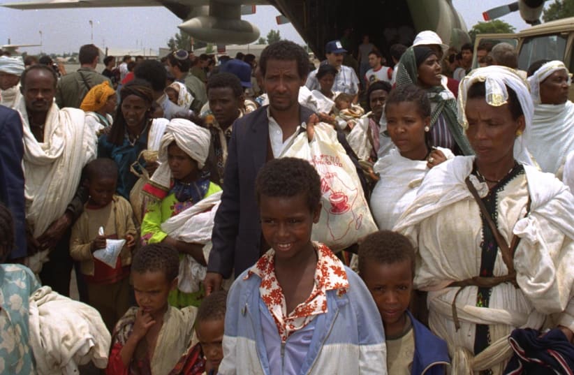 Ethiopian Jews stream out of a Hercules airplane after rescue in Operation Solomon (photo credit: TSVIKA ISRAELI/ GPO)