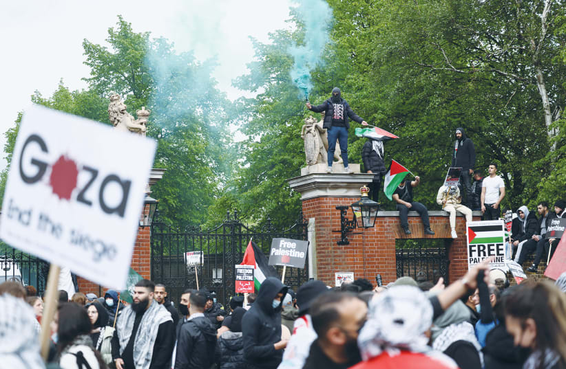 DEMONSTRATORS GATHER at Kensington Palace during a protest in London on Saturday. (photo credit: HENRY NICHOLLS/REUTERS)