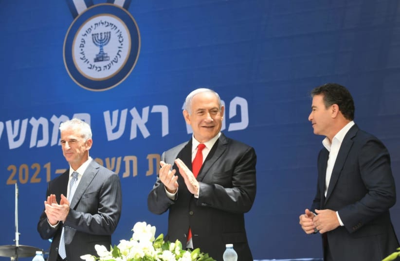 Left to right: Incoming Mossad head David (Dedi) Barnea, Prime Minister Benjamin Netanyahu and outgoing Mossad head Yossi Cohen. (photo credit: AMOS BEN-GERSHOM/GPO)