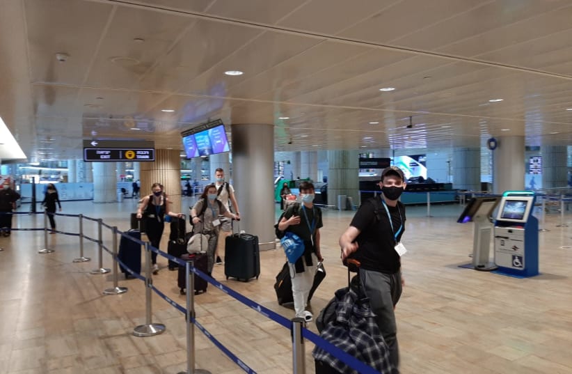 First birthright group lands in Ben-Gurion Airport after year-long pause. (photo credit: BIRTHRIGHT ISRAEL)