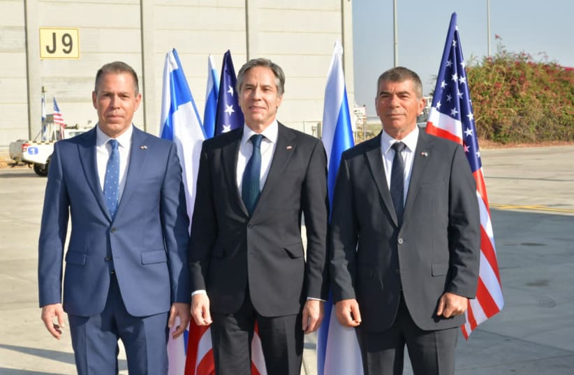 US Secretary of State Antony Blinken (C) is welcomed to Israel by Foreign Minister Gabi Ashkenazi (R) and Israeli Ambassador to the US Gilad Erdan, May 25, 2021 (photo credit: SHLOMI AMSALEM/GPO)