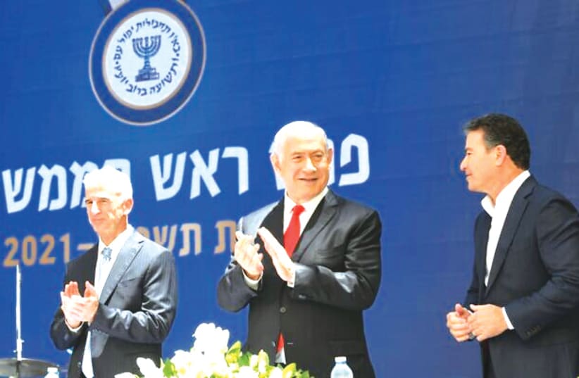 PRIME MINISTER Benjamin Netanyahu, outgoing Mossad director Yossi Cohen (right) and incoming director David Barnea at a ceremony conferring the Prime Minister’s Award on exceptional Mossad agents, on Monday. (photo credit: AMOS BEN GERSHOM, GPO)