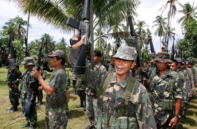 Muslim rebels shout Allahu Akbar during an assembly at Darapanan the main base of the MILF on the southern island of Mindanao. (photo credit: REUTERS)