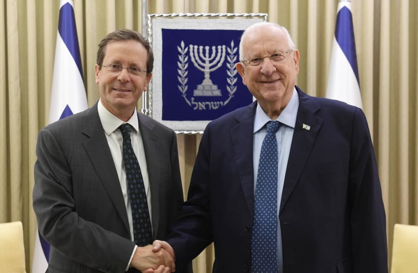 Incoming president Isaac Herzog shakes hands with President Reuven Rivlin (photo credit: MARK NEYMAN / GPO)
