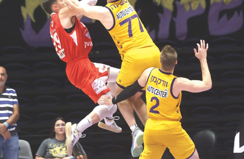 HAPOEL GILBOA/GALIL guard Iftach Ziv (left) goes up for a contested shot against Hapoel Holon defender Nate Sestina during Gilboa’s 74-72 playoff road victory. (photo credit: DANNY MARON)