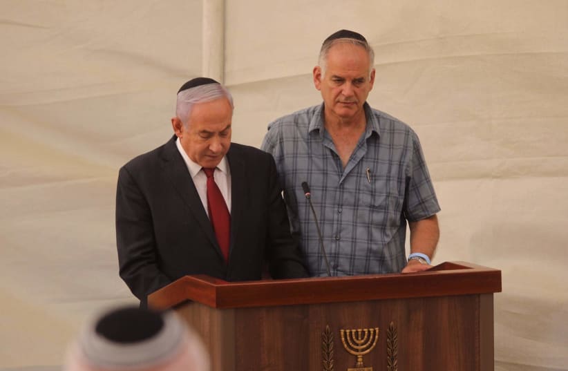 Opposition leader Benjamin Netanyahu speaks at a memorial service for his brother Yoni, while his younger brother Ido looks on (photo credit: MARC ISRAEL SELLEM)