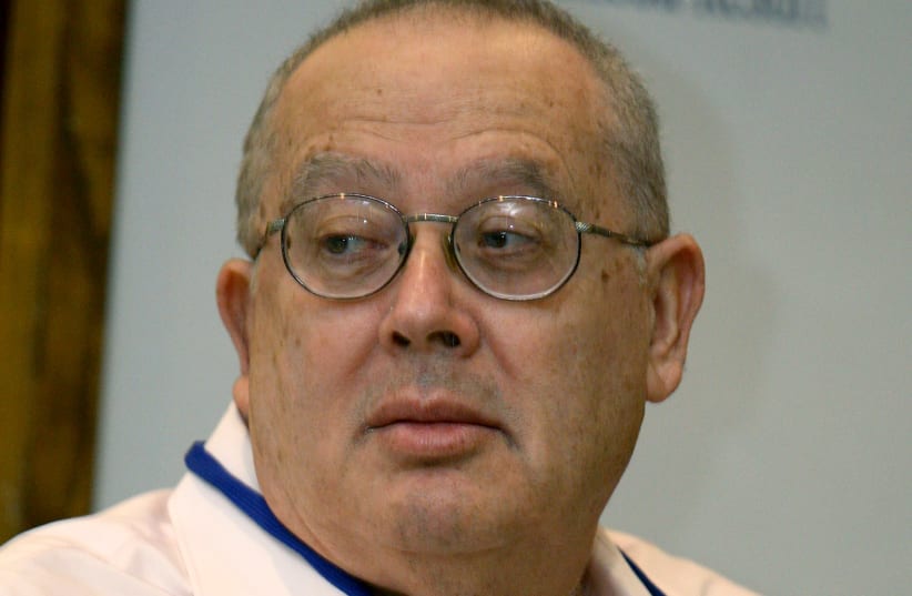 Portrait of  Israeli diplomat and journalist Aryeh Mekel on October 27, 2007.  (photo credit: MOSHE SHAI/FLASH90)