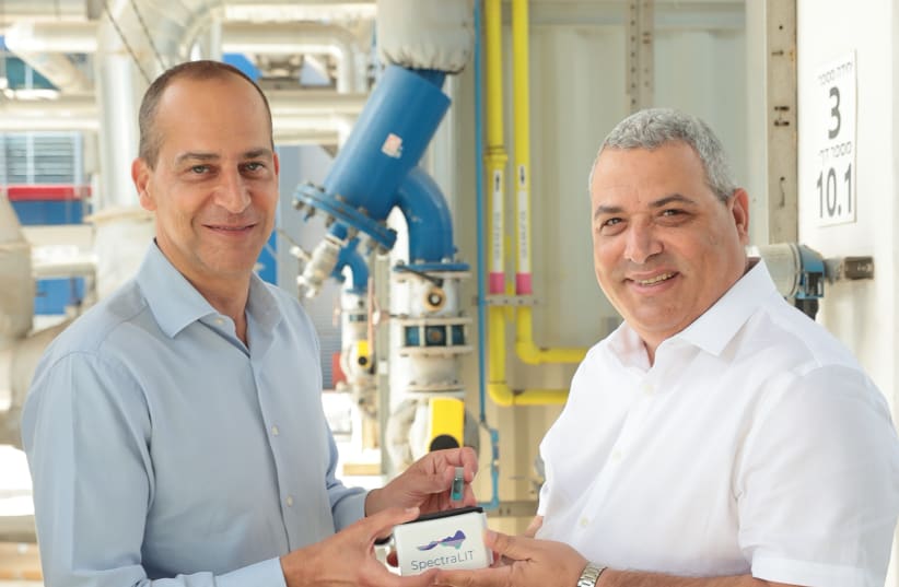 From left to right, Mekorot CEO Eli Cohen with Eli Assoolin, CEO of Newsight (photo credit: OREL COHEN)