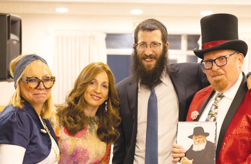THE HENDELS (center) present honorees Naftali & Joan Neufeld with a picture of the Rebbe printed on stone. (photo credit: TAMAS KALMAN)