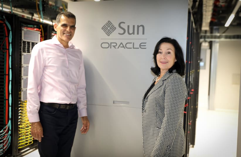 (R-L) Oracle CEO Safra Catz and Bynet CEO Alon Ben-Zur at Oracle's Jerusalem cloud center (photo credit: EZRA LEVY)