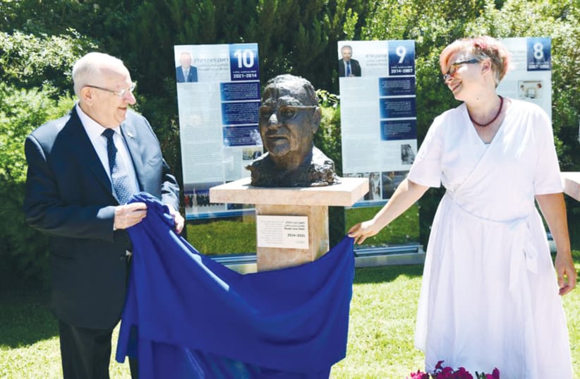 REUVEN RIVLIN and artist Sigalit Landau unveil the bust she created of the outgoing president, at the President’s Residence. (photo credit: HAIM ZACH/GPO)