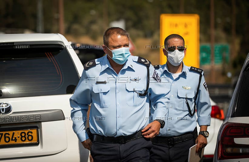Israeli police officers wear masks (photo credit: YONATAN SINDEL/FLASH 90)