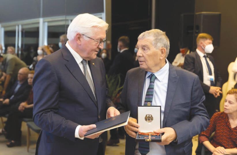 GERMAN PRESIDENT Frank-Walter Steinmeier (left) confers honor on  former Yad Vashem chairman Avner Shalev. (photo credit: COURTESY YAD VASHEM)