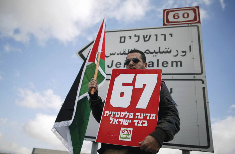 Палестинец протестует возле Иерусалима. Международное сообщество, а также некоторые израильтяне и палестинцы снова говорят о решении на основе двух государств. (фото: АМИР КОЭН/REUTERS)