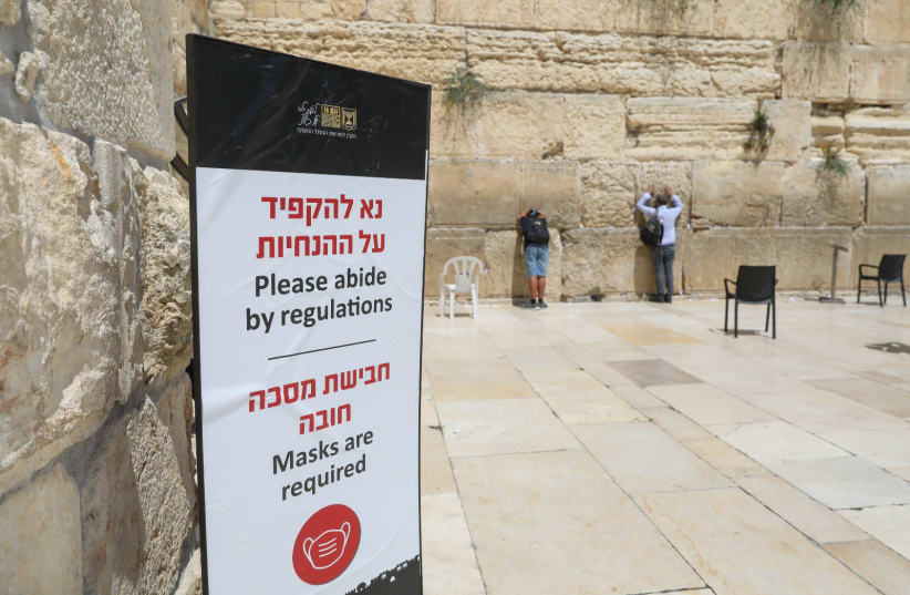Coronavirus regulations are kept at the Western Wall, Jerusalem, 2021 (photo credit: MARC ISRAEL SELLEM)