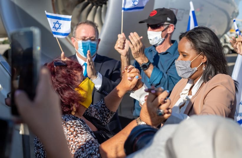 Minister of Aliyah and Integration Pnina Tamano-Shata and Chairman of the World Zionist Organization and the Acting Chairman of the Executive of The Jewish Agency Yaakov Hagoel greeting the French olim as they depart the airplane in Israel.  (photo credit: NOGA MALSA)