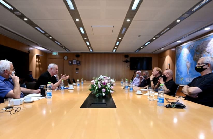 BENNY GANTZ meets with Movement for Quality Government (MQG) (photo credit: MINISTRY OF DEFENSE)