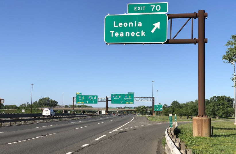 View south along Interstate 95 (Bergen-Passaic Expressway) at Exit 70 (Leonia, Teaneck) in Teaneck Township, Bergen County, New Jersey. (photo credit: Wikimedia Commons)
