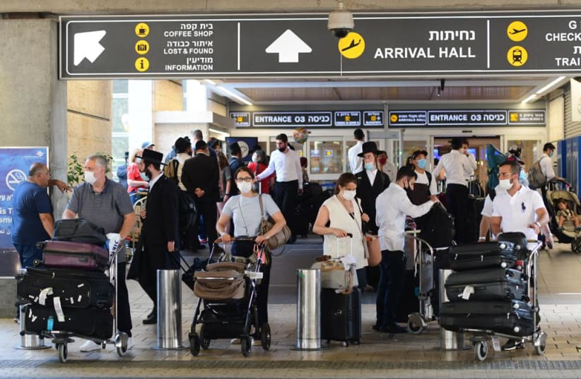 Israelis at Ben-Gurion Airport as coronavirus cases increase, August 5, 2021. (photo credit: AVSHALOM SASSONI/ MAARIV)