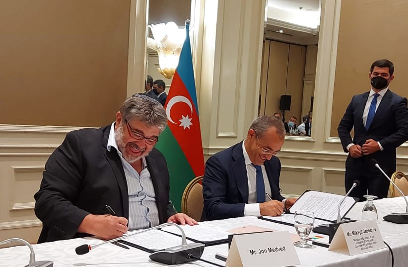 Minister of Economy of Azerbaijan, Mikayil Jabbarov and OurCrowd CEO and founder Jon Medved sign a cooperation agreement  (photo credit: Courtesy)