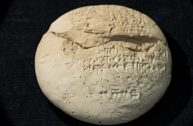 Tablet clay Si.427. On the back of the tablet we see text, written in cuneiform, one of the earliest systems of writing. (photo credit: UNSW SYDNEY)