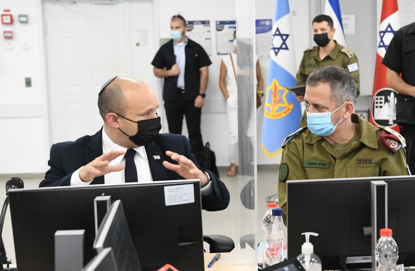 Prime Minister Naftali Bennett and IDF Chief of Staff Lt. -Gen. Aviv Kohavi visit the Alon Command Center in the Home Front Command. (photo credit: AMOS BEN-GERSHOM/GPO)
