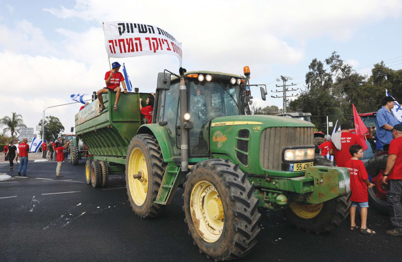 FARMERS BLOCK Bilu junction in protest of the produce reform last month. (photo credit: YOSSI ALONI/FLASH90)