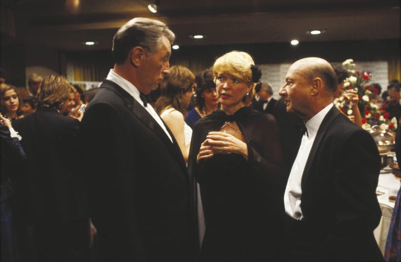  Robert Mitchum, Ellen Burstyn and Donald Pleasence in The Ambassador by Quentin Tarantino (photo credit: METRO-GOLDWYN-MAYER STUDIOS)