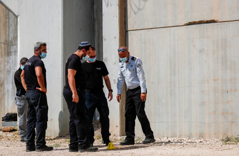   Police officers and prison guards at the scene of a prison escape of  six Palestinian prisoners, outside the Gilboa prison, northern Israel, September 6, 2021. Photo by Flash90 (photo credit: FLASH90)