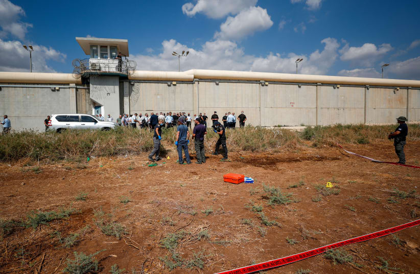 Police officers and prison guards at the scene of a prison escape of  six Palestinian prisoners, outside the Gilboa prison, northern Israel, September 6, 2021. (photo credit: FLASH90)