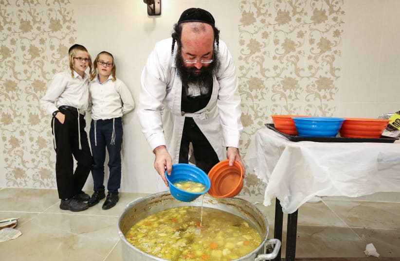  EATING THE final meal before  the start of Yom Kippur, in Beit  Shemesh, September 2018 (photo credit: YAAKOV LEDERMAN/FLASH90)