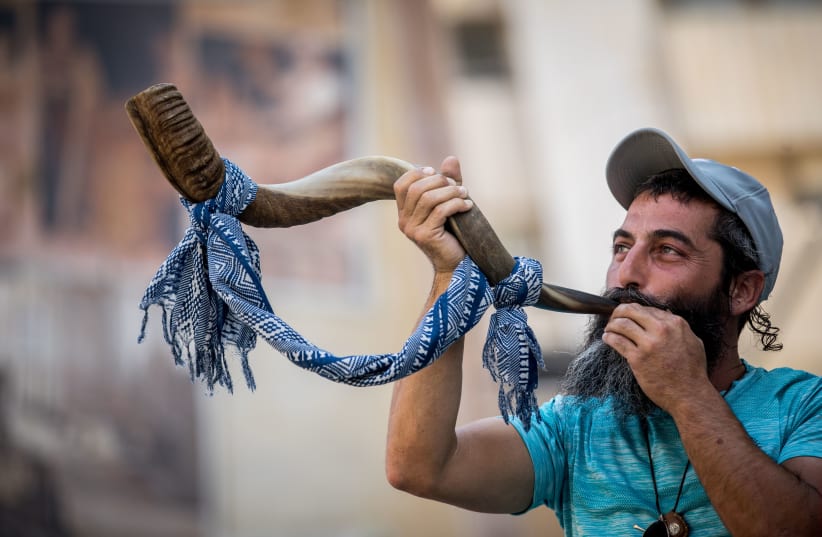  SHOFAR BLASTS: We need to  deconstruct ourselves and gaze  at our different parts.  (photo credit: YONATAN SINDEL/FLASH90)