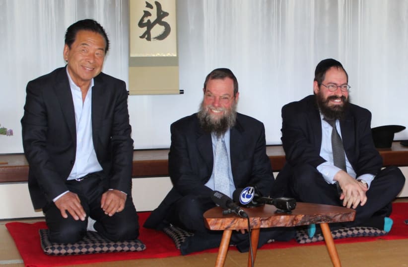  Nobuki Sugihara, the son of Chiune  Sugihara, with Rabbi Yossy Goldman  The photograph is reproduced with  the permission of Philadelphia’s ‘Jewish  Exponent’ and the photographer (photo credit: ERIC SCHUCHT)