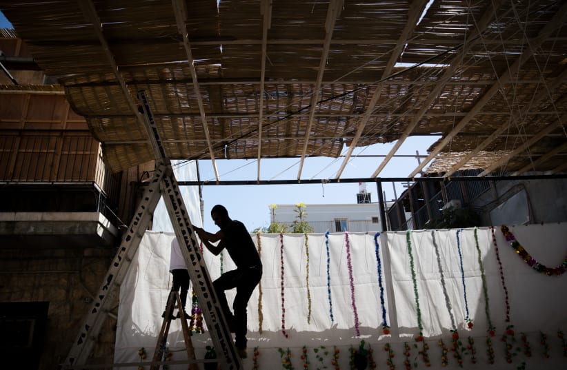  CONSTRUCTING THE sukkah.  (photo credit: YONATAN SINDEL/FLASH90)