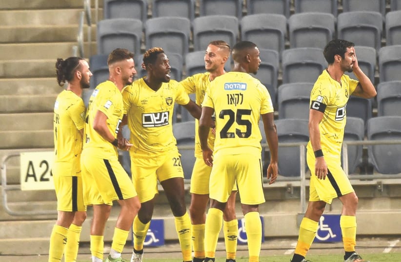  RICHMOND BOAKYE (center) celebrates with his Beitar Jerusalem teammates after scoring his side’s second goal in the 55th minute of the yellow-and-black’s 3-0 victory over city rival Hapoel Jerusalem in Monday’s night’s derby at Teddy Stadium (photo credit: BERNEY ARDOV)