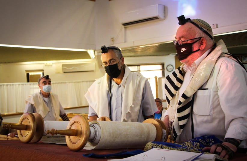  HAS THE Torah reader fulfilled the Shema requirement even without intent?  (photo credit: GERSHON ELINSON/FLASH90)