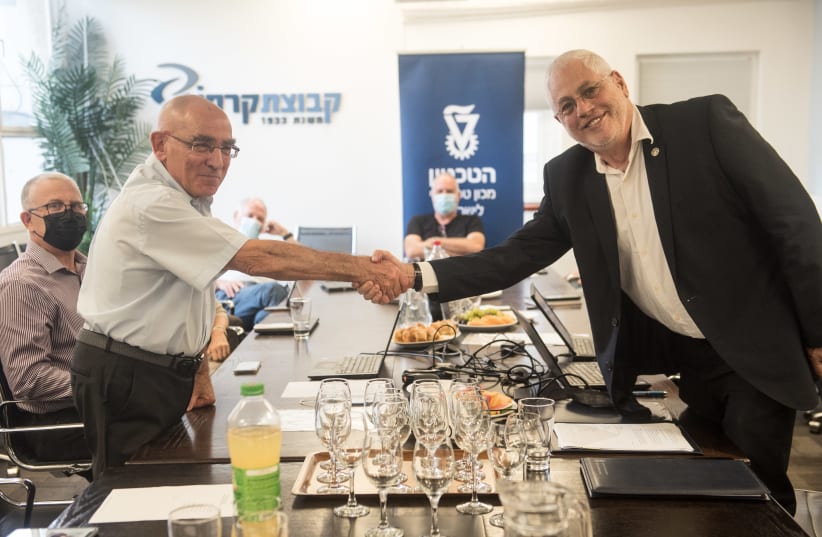  Yoel Carasso, Chairman of Carasso Motors (Left) and Technion President Prof. Uri Sivan (photo credit: RAMI SHLUSH / TECHNION)