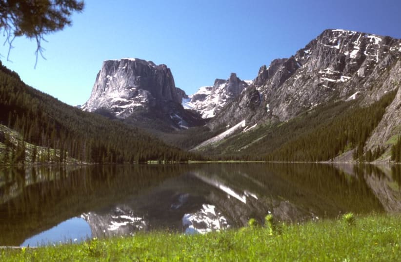 Mountains in the Wind River Range, Wyoming Green Lakes region of the Bridger Wilderness, Briger-Teton National Forest. A body matching Gabby Petito's description was found in the forest. (photo credit: G. THOMAS/PUBLIC DOMAIN/VIA WIKIMEDIA COMMONS)