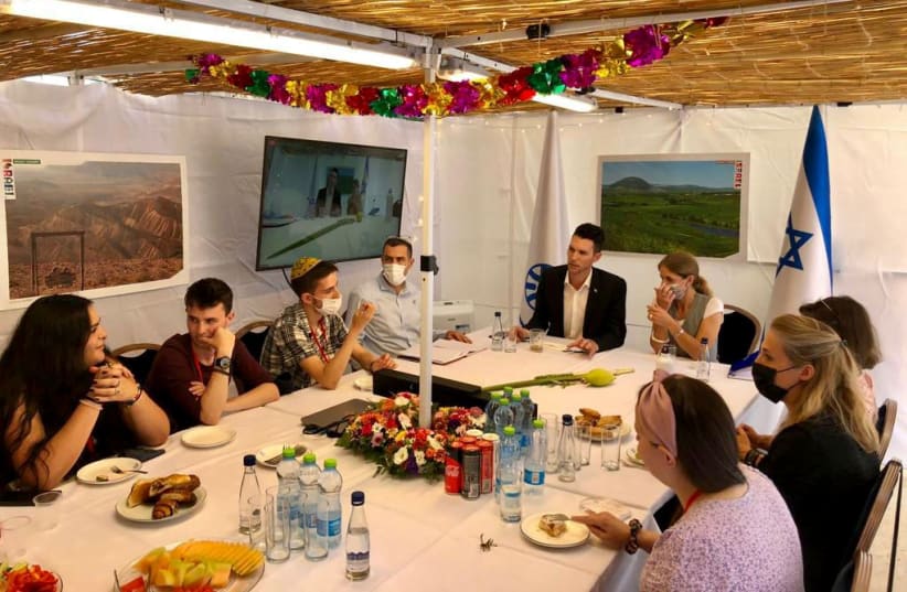  Deputy foreign minister Idan Rolls hosts Jewish Youth from the Masa program in his sukkah (photo credit: Courtesy)