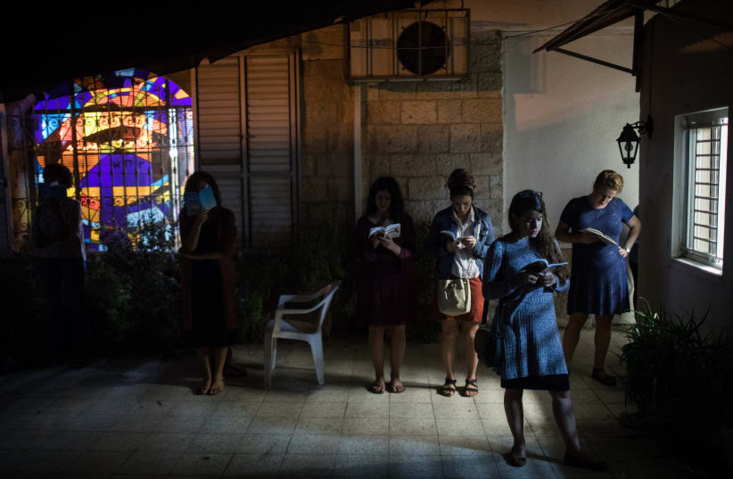  Jewish women pray outside a synagogue during a forgivness tour (Selichot) (photo credit: HADAS PARUSH/FLASH90)