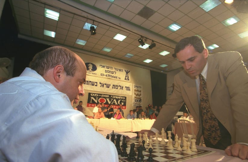 WORLD CHESS champion Gary Kasparov (right) plays against Natan Sharansky during a simultaneous match against 25 competitors in Jerusalem in 1996.  (photo credit: Avi Ohayon/GPO)