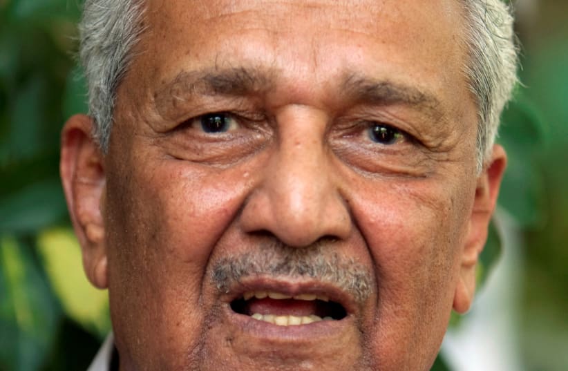  Pakistan nuclear scientist Abdul Qadeer Khan speaks to journalists from his house in Islamabad August 28, 2009. (photo credit: MIAN KHURSHEED/REUTERS)